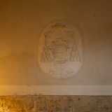 Sulla parete attira la nostra attenzione un bianco stemma ecclesiastico in gesso con nappe, croci e un libro aperto al centro. �Ci � stato donato dalle suore, era l�emblema dell�arcivescovo che qui risiedeva�, precisa Alfredo